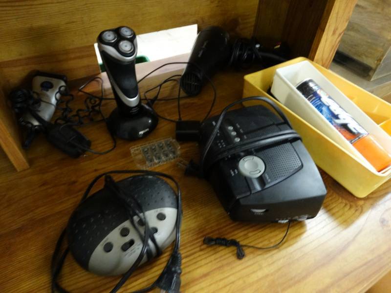 lot 1585 image: Various electronics
