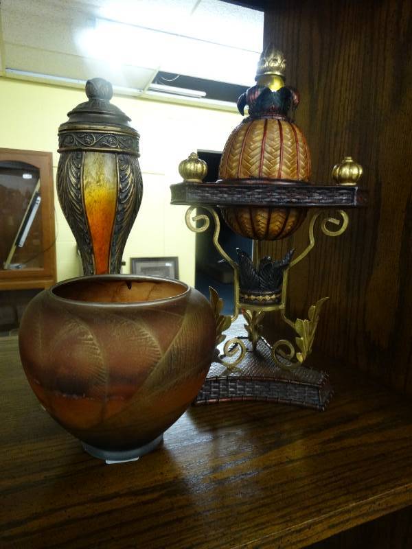 lot 1590 image: 3 pieces of home decor