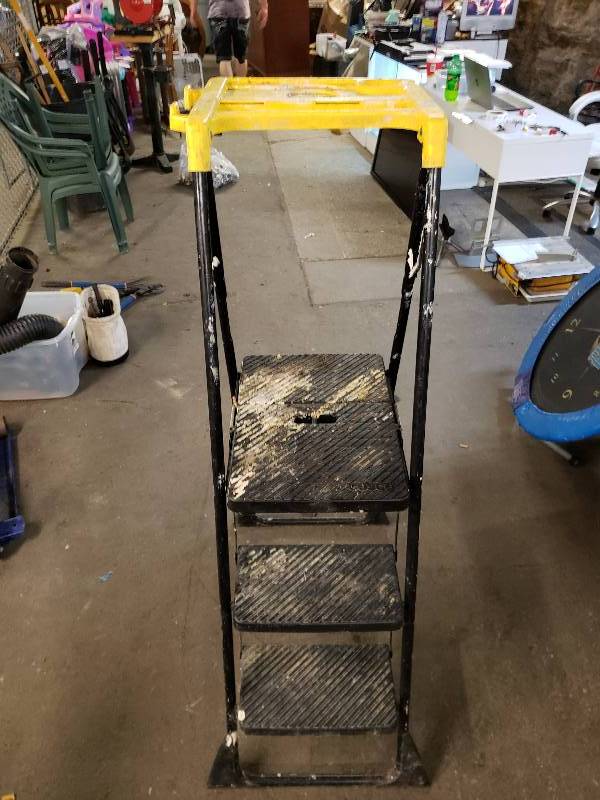 lot 1372 image: Nice Folding Step Ladder.
