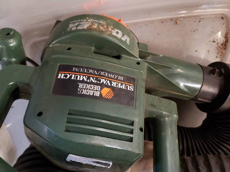 lot 1375 image: Black and Decker BlowerVacMulcher Combo