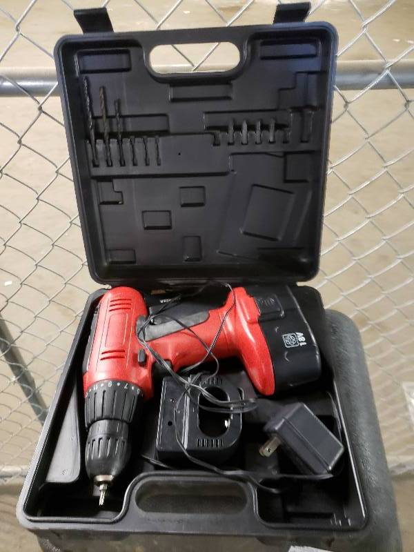 lot 1385 image: 18V Drill Battery Charger and Case