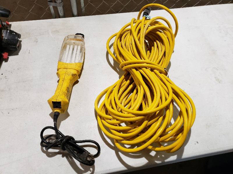 lot 1406 image: Nice Shop Light with Heavy Duty 100FT Extension Cord