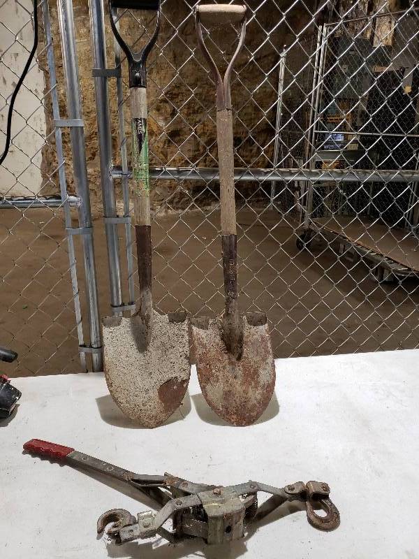 lot 1417 image: Pair of Shovels and a Cum a Long