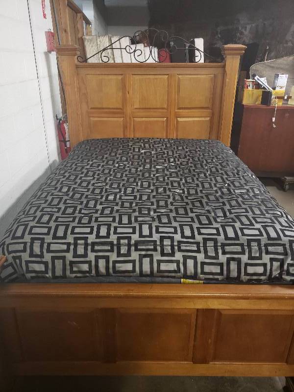 lot 1422 image: Very Nice Queen Size 4 Post Bed