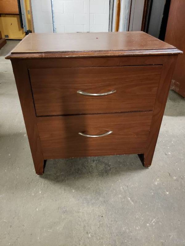 lot 1431 image: Nice 2 Drawer Night Stand