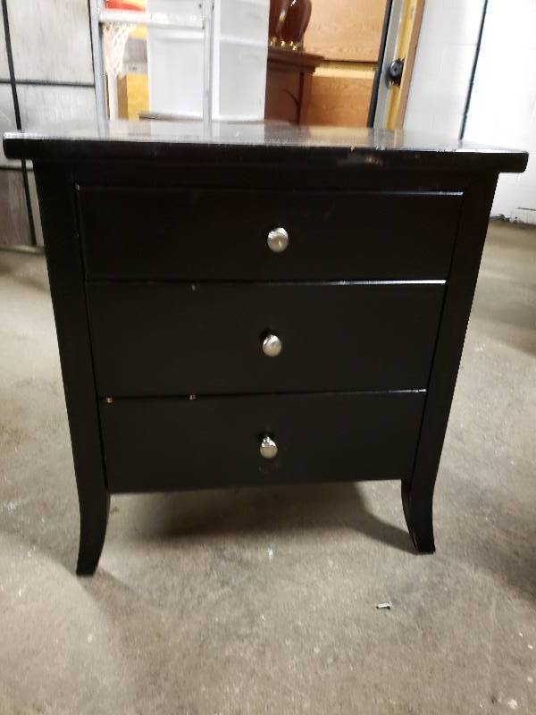 lot 1428 image: Super Nice 2 Drawer Night Stand