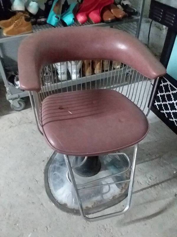 lot 9402 image: Vintage Style Barber Chair