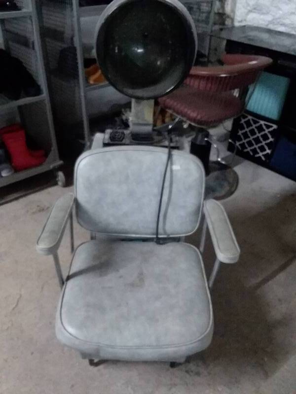 lot 9403 image: Vintage Style Salon Hair Drying Chair