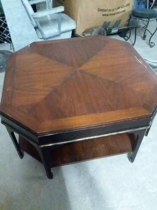lot 9404 image: Nice Wood Coffee Table