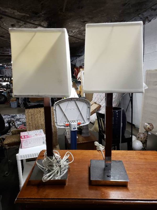 lot 1435 image: Nice Pair of MetalChrome Lamps