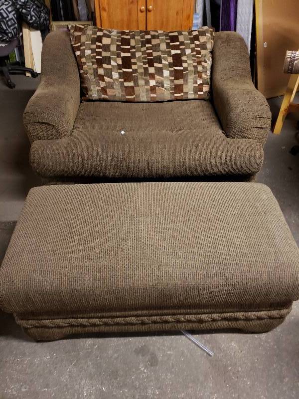 lot 1449 image: Nice Big Oversized Chair and Matching Ottoman