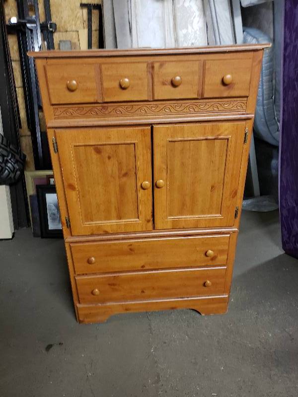 lot 1451 image: Nice 3 Drawer Upright Dresser with 2 Doors in The Middle For Storage