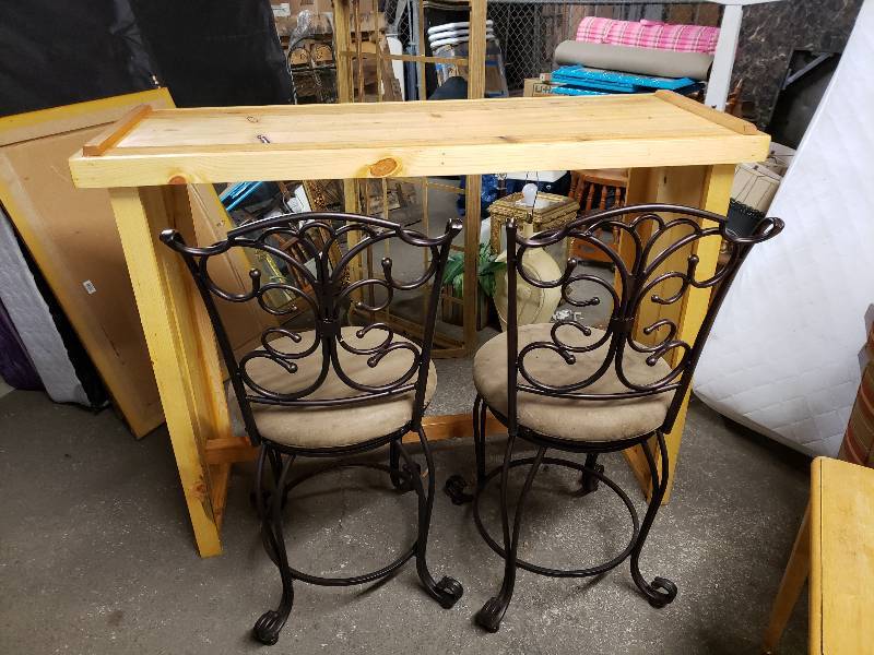 lot 1462 image: Nice Wood Freestanding Bar with 2 Swivel Bar Stools