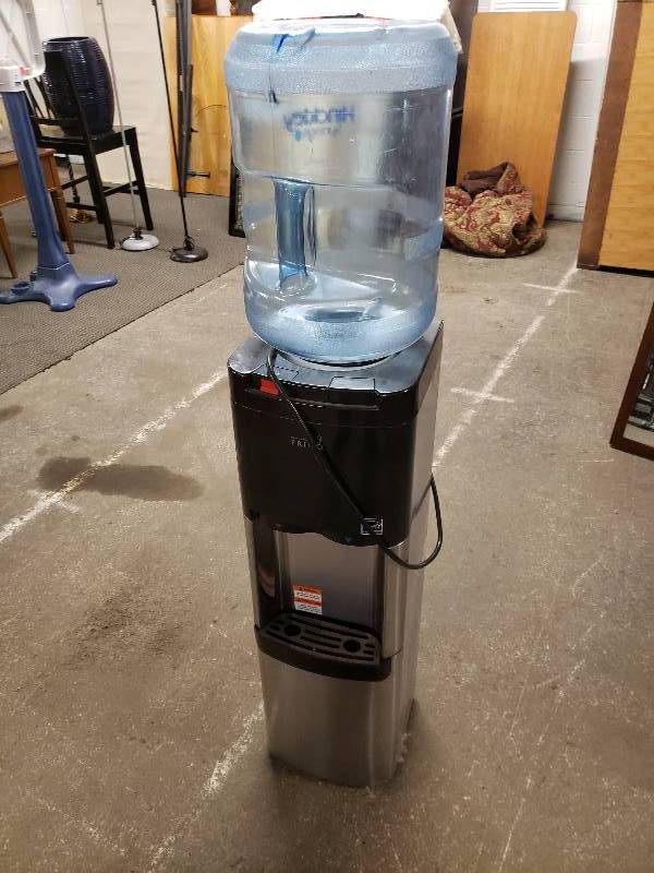 lot 1521 image: Primo Water Dispenser