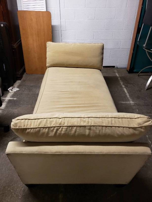 lot 1500 image: Nice Double Ended Chaise Lounge by Crate and Barrel