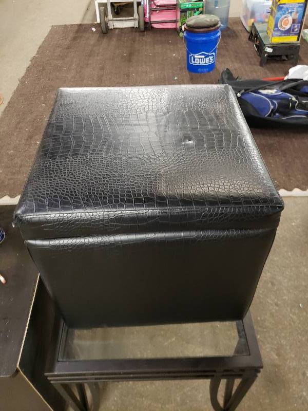 lot 1513 image: Small Foot Stool with Removable Top For Storage