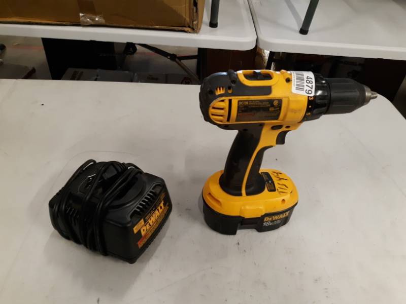 lot 4879 image: DC720 18V 12 (13MM) CORDLESS COMPACT DRILLDRIVER (COMES W ONE BATTERY AND ONE CHARGER)
