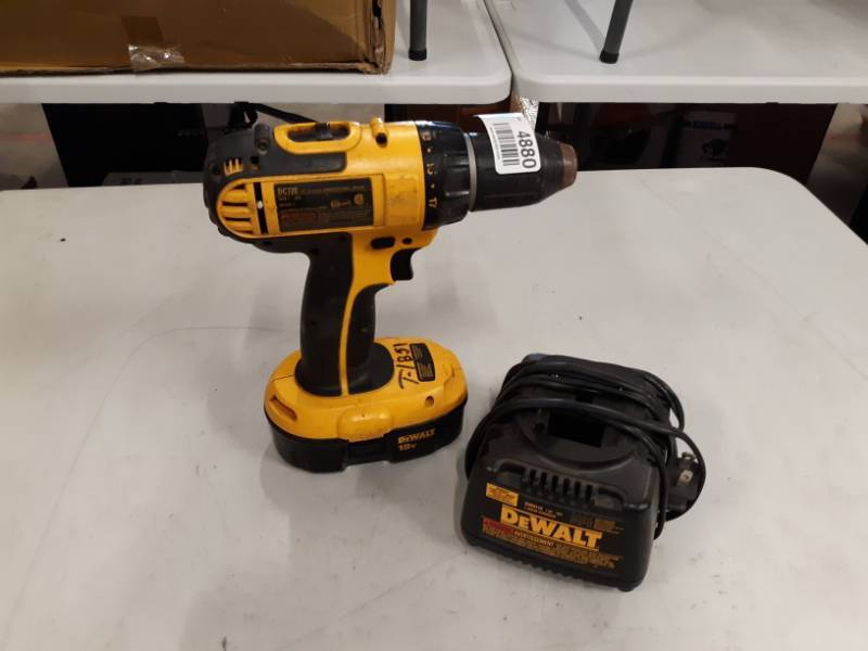 lot 4880 image: DC720 18V 12 (13MM) CORDLESS COMPACT DRILLDRIVER (COMES W ONE BATTERY AND ONE CHARGER)