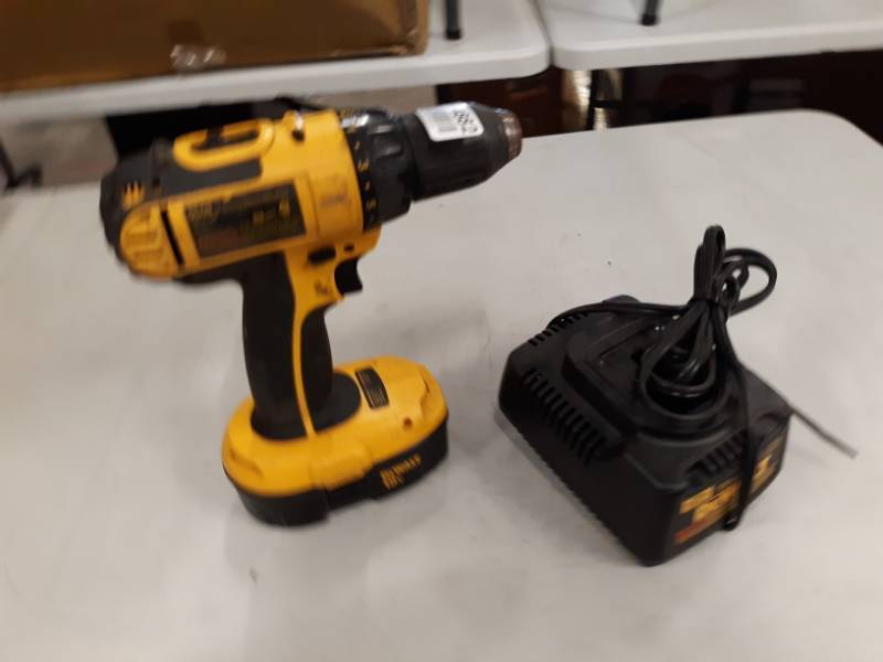 lot 4882 image: DC720 18V 12 (13MM) CORDLESS COMPACT DRILLDRIVER (COMES W ONE BATTERY AND ONE CHARGER)