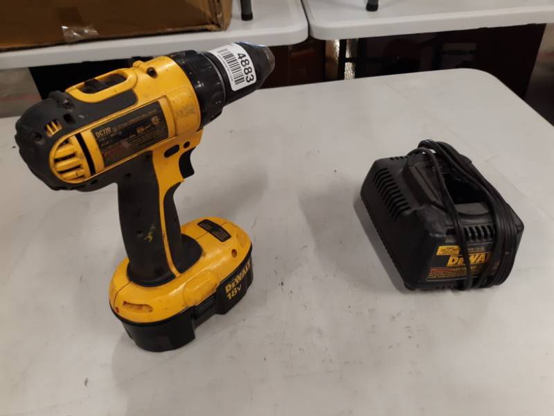 lot 4883 image: DC720 18V 12 (13MM) CORDLESS COMPACT DRILLDRIVER (COMES W ONE BATTERY AND ONE CHARGER)