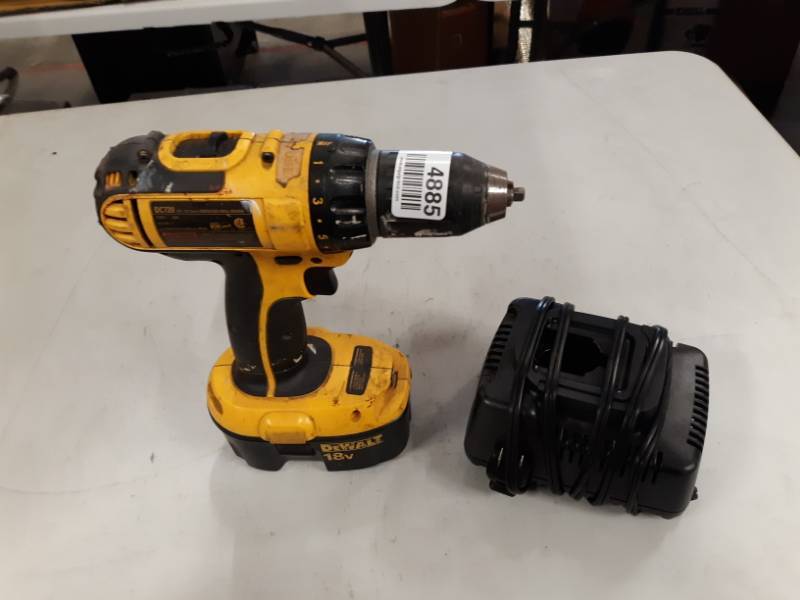 lot 4885 image: DC720 18V 12 (13MM) CORDLESS COMPACT DRILLDRIVER (COMES W ONE BATTERY AND ONE CHARGER)