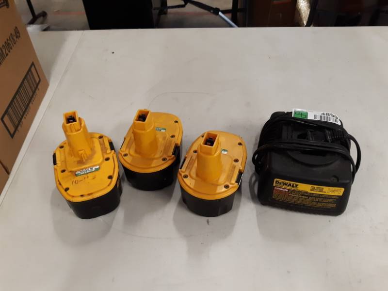 lot 4899 image: DW9107 7.2V - 14.4V Battery Charger  THREE BATTERIES.