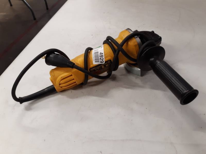 lot 4929 image: DWE4011 4-12 SMALL ANGLE GRINDER WITH ONE-TOUCH GUARD