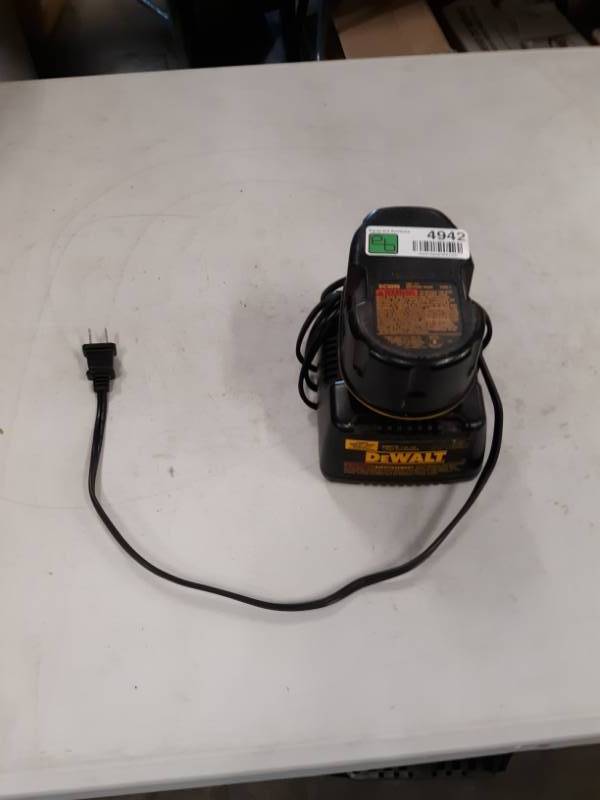 lot 4942 image: DW9116 7.2-Volt to 18-Volt Pod Style 1 Hour Battery Charger  1 BATTERY