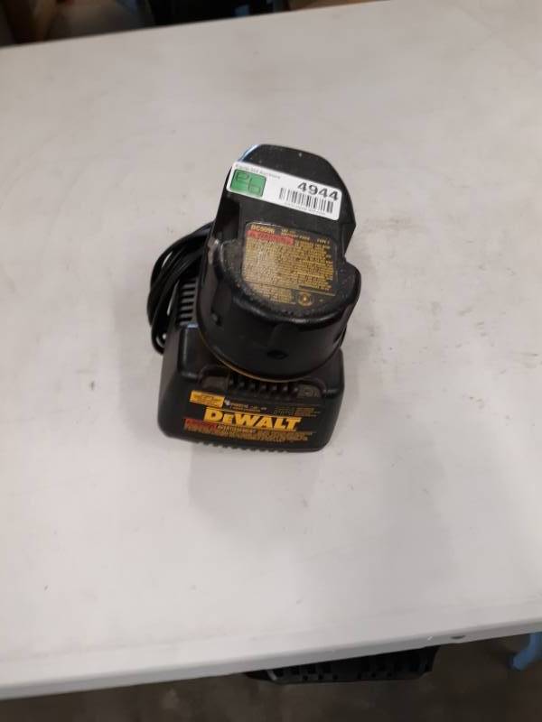 lot 4944 image: DW9116 7.2-Volt to 18-Volt Pod Style 1 Hour Battery Charger  1 BATTERY