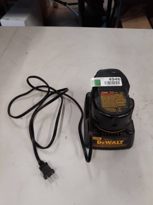 lot 4946 image: DW9116 7.2-Volt to 18-Volt Pod Style 1 Hour Battery Charger  1 BATTERY