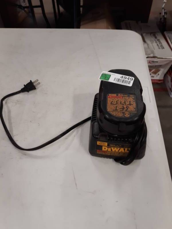 lot 4949 image: DW9116 7.2-Volt to 18-Volt Pod Style 1 Hour Battery Charger  1 BATTERY