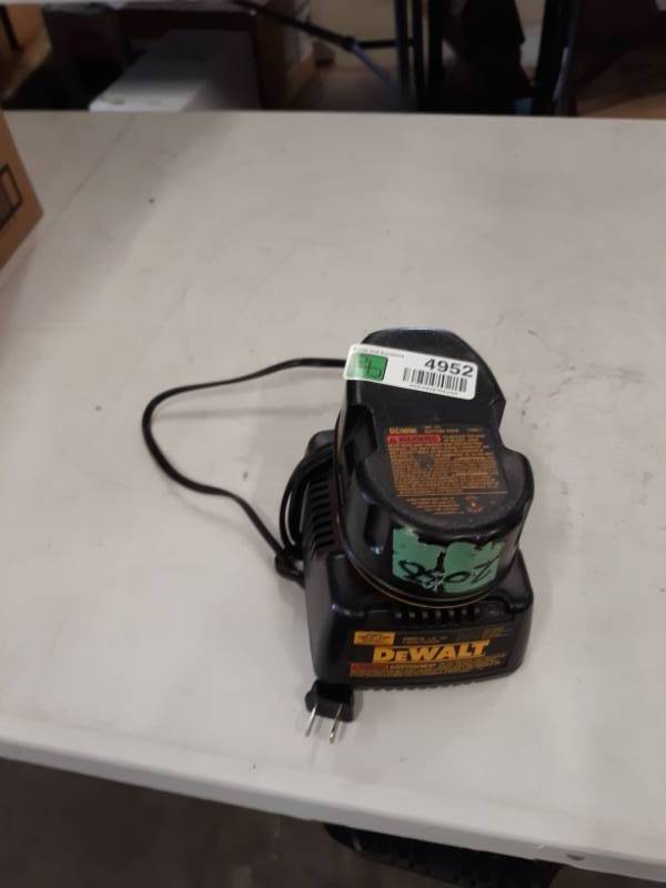 lot 4952 image: DW9116 7.2-Volt to 18-Volt Pod Style 1 Hour Battery Charger  1 BATTERY