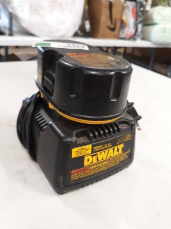 lot 4958 image: DW9116 7.2-Volt to 18-Volt Pod Style 1 Hour Battery Charger  1 BATTERY