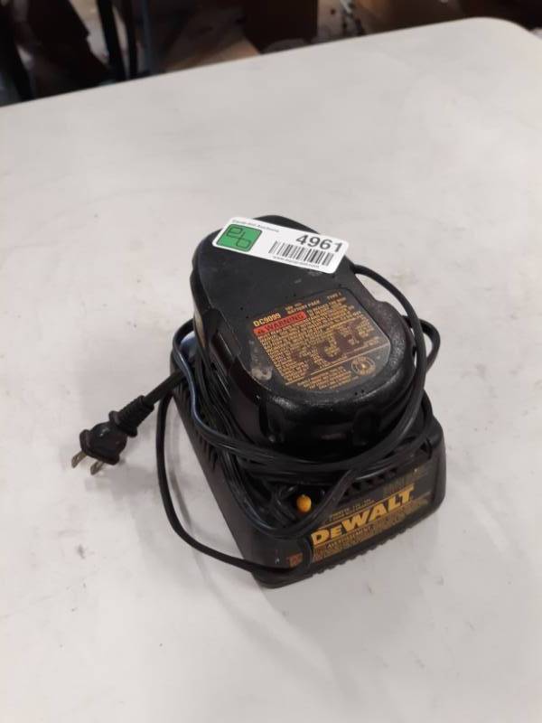 lot 4961 image: DW9116 7.2-Volt to 18-Volt Pod Style 1 Hour Battery Charger  1 BATTERY