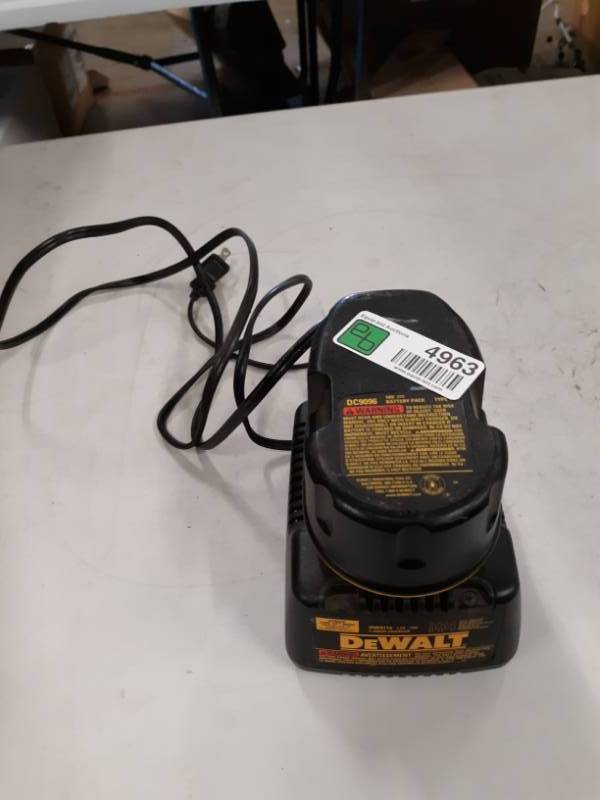 lot 4963 image: DW9116 7.2-Volt to 18-Volt Pod Style 1 Hour Battery Charger  1 BATTERY