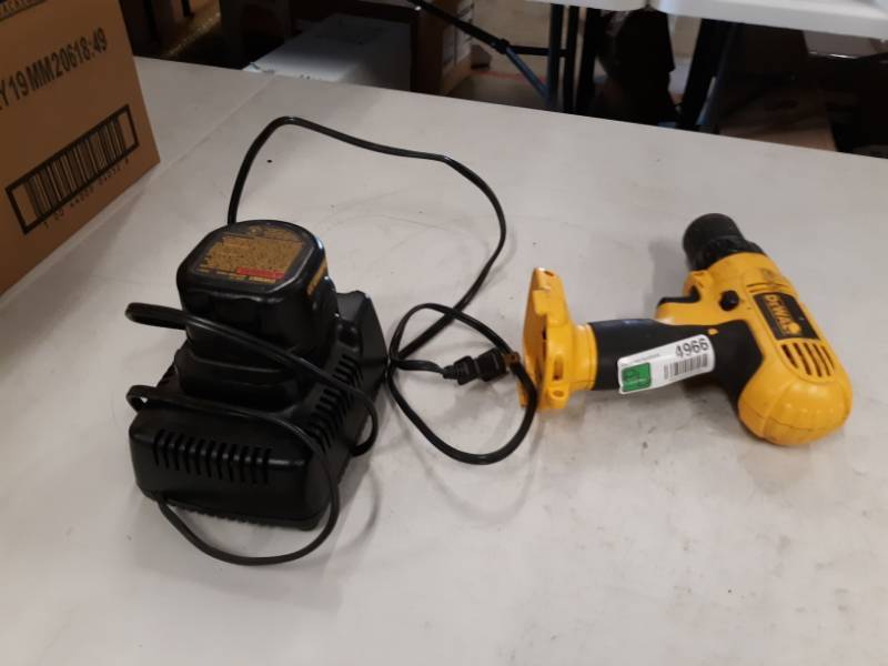 lot 4966 image: DC727 12 V 38 Cordless DrillDriver  A BATTERY W CHARGER.