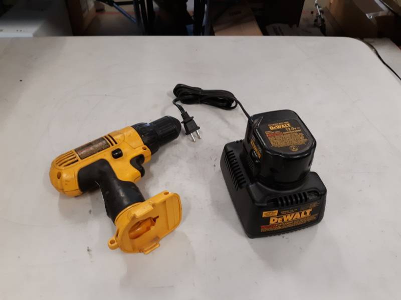 lot 4968 image: DC727 12 V 38 Cordless DrillDriver  A BATTERY W CHARGER.