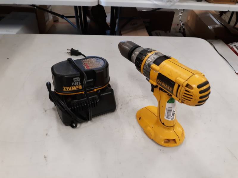 lot 4969 image: DW988 18v Xrp 12 Cordless Hammer Drill  A CHARGER W BATTERY.