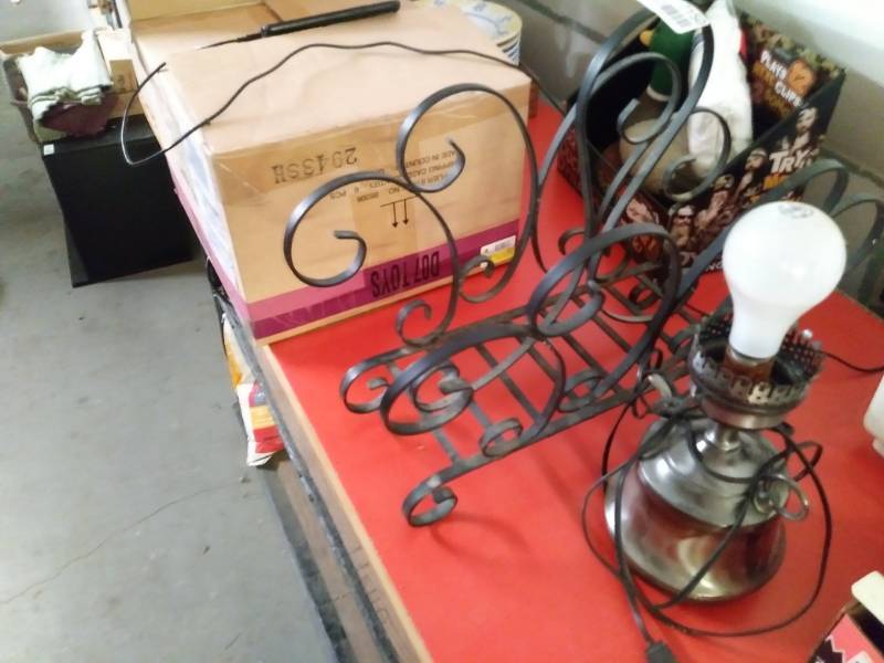 lot 7150 image: Metal home decor and small lamp, missing shade.