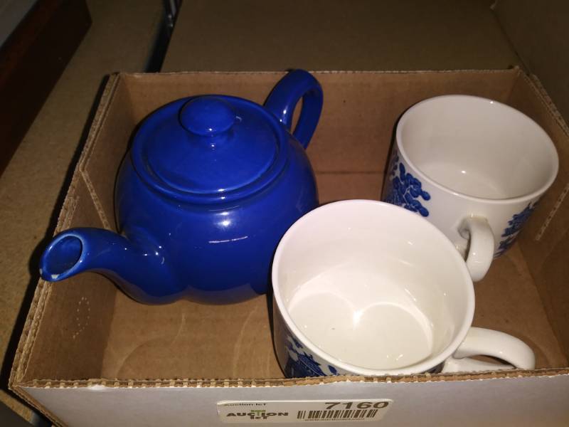 lot 7160 image: Small glass tea pot and 2 tea cups.
