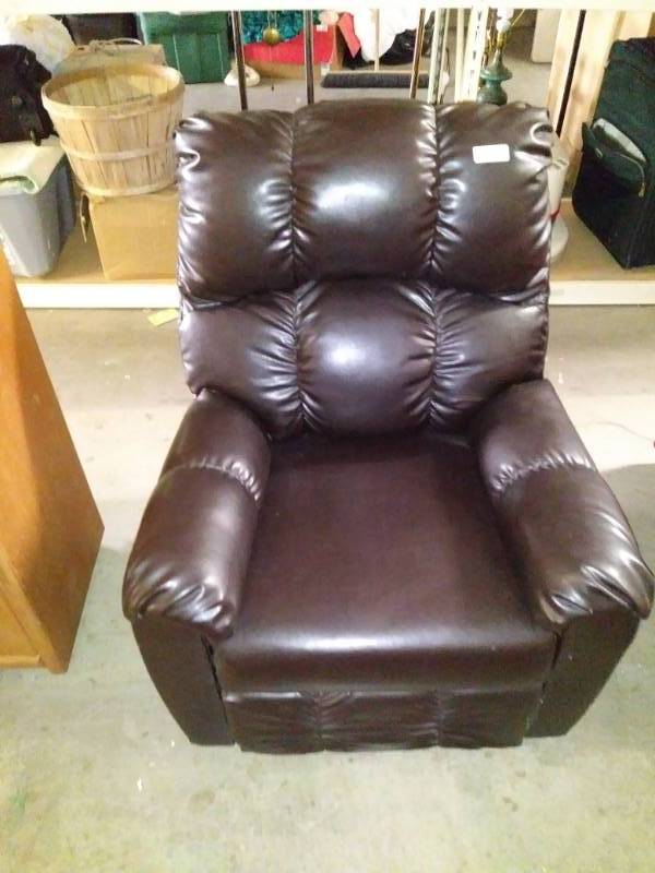 lot 7180 image: Dark brown leather recliner. Excellent condition