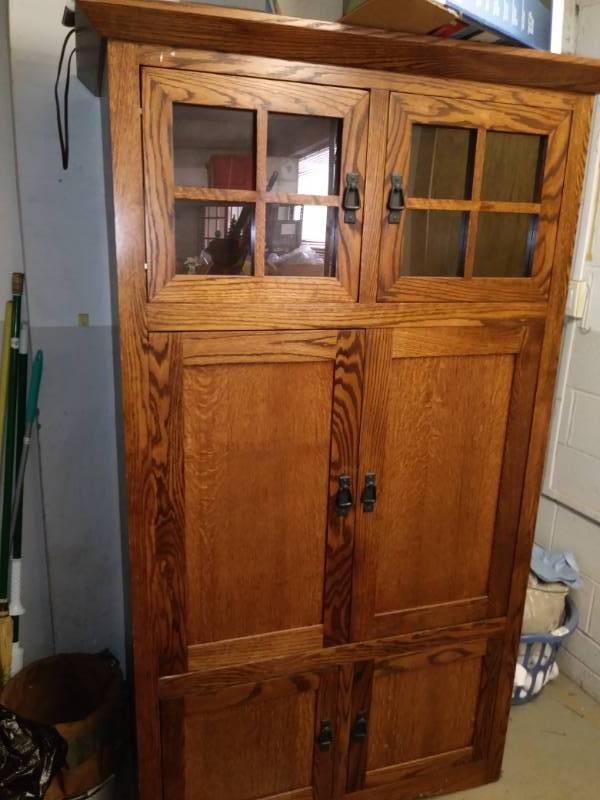 lot 7185 image: Wood cabinet.