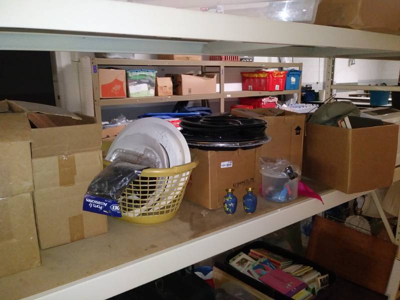 lot 7190 image: Lot with plastic serving trays, glass serving trays, bowls and more.