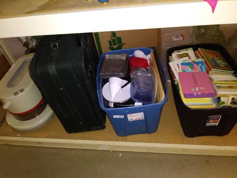 lot 7191 image: Lot with large suit case, large box of books and more.