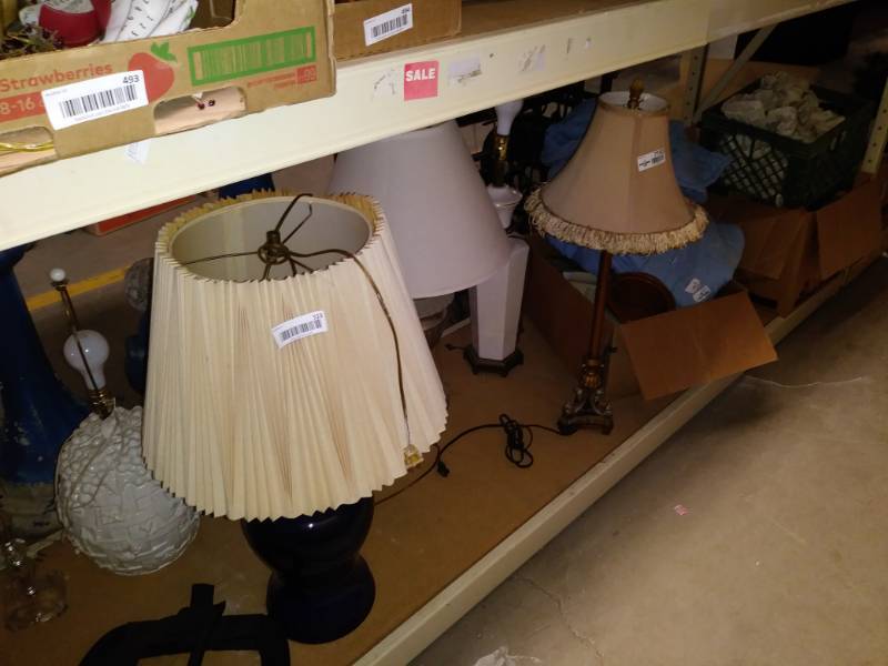 lot 7193 image: Lot with lamps, kitchen items and more.