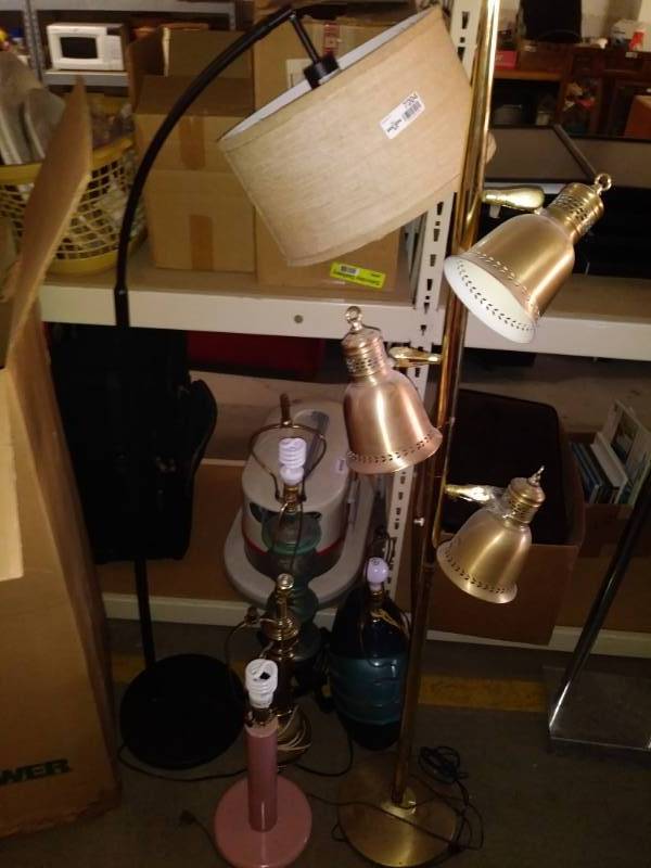 lot 7204 image: Lot of floor lamps and table lamps.