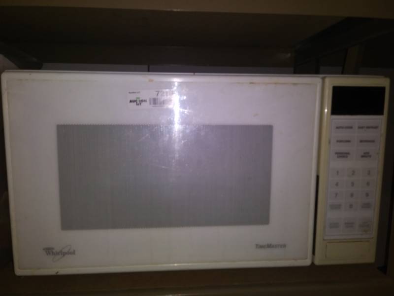lot 7210 image: Whirlpool time master microwave.