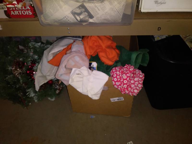 lot 7211 image: Lot with christmas decor, towels and more.