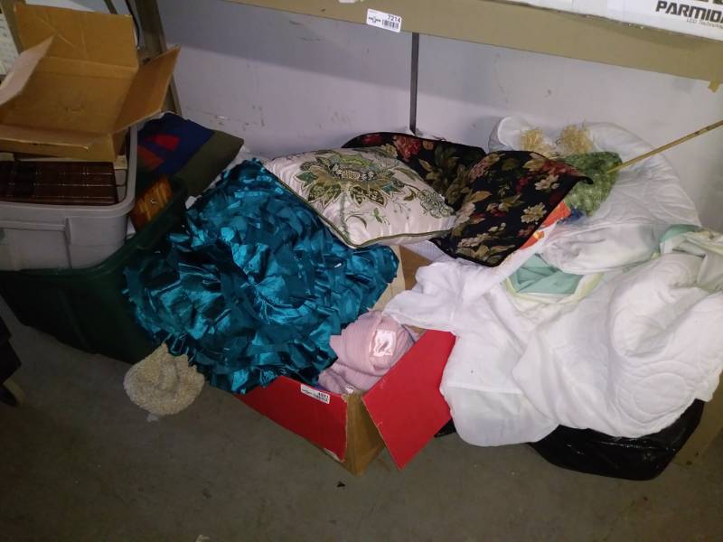 lot 7214 image: Lot with pillows and blankets.