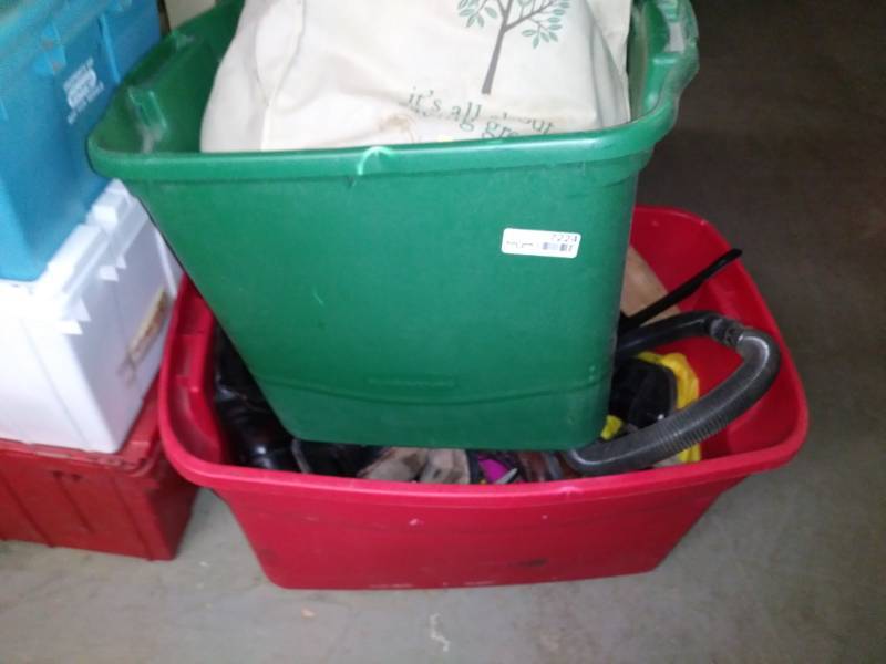 lot 7224 image: Lot with blankets, grocery carry bags, various mens boots and shoes.